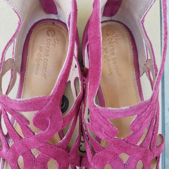 Stylish Corso Como Red Suede Gladiator Sandals - Picture 6 of 7